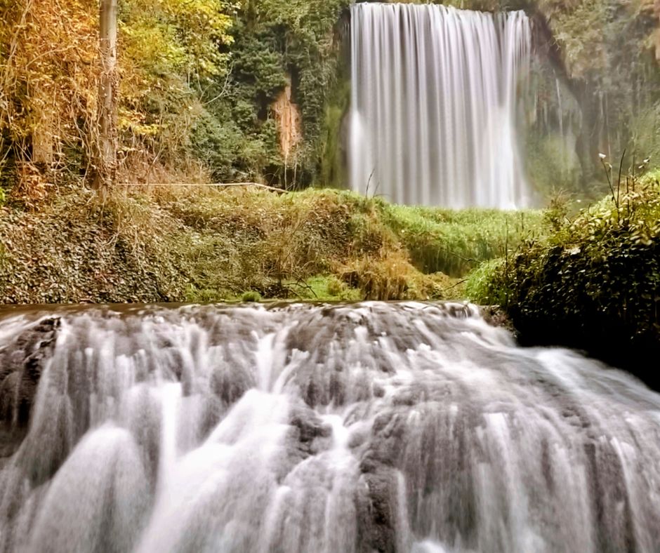 Waterfall at the _Monasterio de Piedra_ Natural Park, Zaragoza (Spain). _Monasterio de Piedra_ in fall